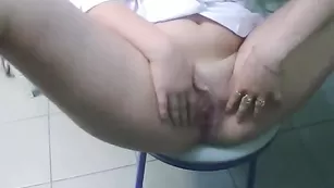 Студентка irisha19 мастурбирует писечку