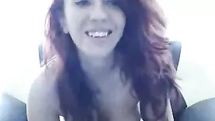 Рыжая курва RedBunnyX трахает киску пальчиками