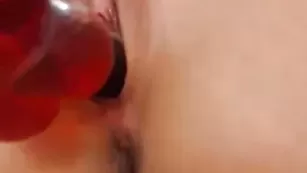 JuliaCherry массирует свой клитор