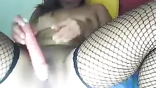 hotkeila Озабоченная Кейла дразнит своим соблазнительным телом и играет с дилдо