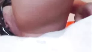 Грудастая шмара evafontaine ласкает письку