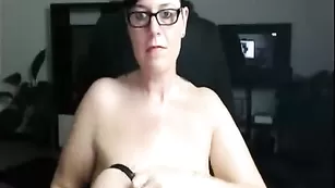 Очкастая шмара NinaRandmann ласкает сиськи