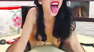 Красавица в чулках Sara000 дрочит пизду