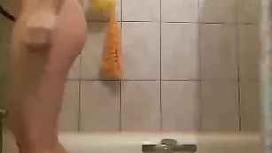 Nastasya20 со стриженной киской принимает душ