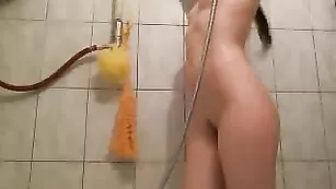 Nastasya20 со стриженной киской принимает душ