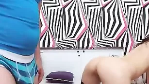 Стерва в чулках Naughty4u сосет и трахается