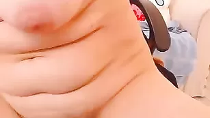 Старуха в очках 1SpicyMature мастурбирует вагину