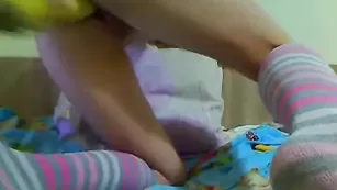 fificandy Энергичная девочка долбит себя жёлтым самотыком сзади