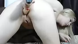 Жаркая самка BustyyBlondee ебет пизду стоя раком