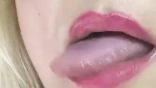 SandraTay Знойная Сандра и ее горячий сексуальный язычок