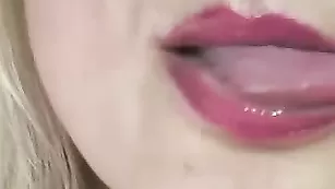 SandraTay Знойная Сандра и ее горячий сексуальный язычок