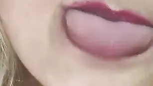 SandraTay Знойная Сандра и ее горячий сексуальный язычок