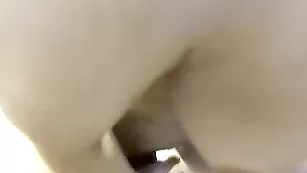 Заводная дамочка BlackSquirtAn дрочит киску