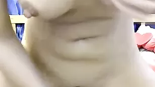 Заводная дамочка BlackSquirtAn дрочит киску