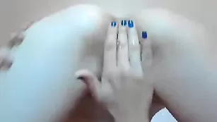 Обнаженная малышка Dulcinella мастурбирует пизду