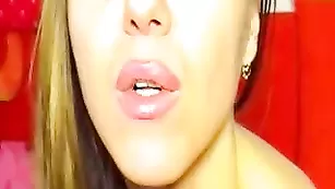 Пленительная LARA_CROFT трахает пизду