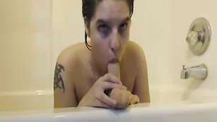 AlluringAli25 Мокрая Али сосет дилдо в ванне