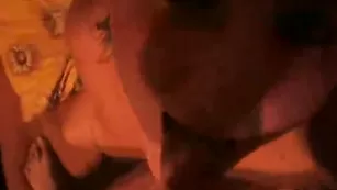 Самка GeileKory делает минет и получает сперму