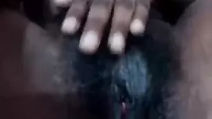 black_cherry Раздеваюсь, чтобы показать тебе свою пушистую сочную киску