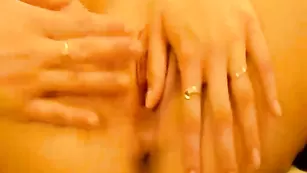 Обнаженная нимфа kiskaket дрочит пизду