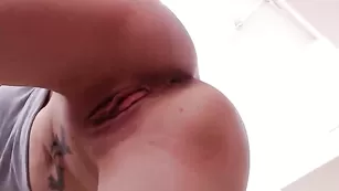 ShannonCox Прекрасный вид на аппетитную киску с дилдо в жопе