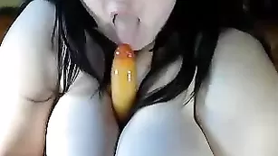 Жирная телка SexyLadyHelen шалит с фаллосом