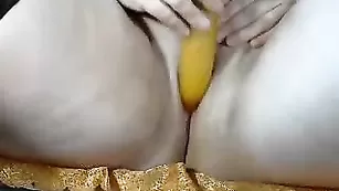 Жирная телка SexyLadyHelen шалит с фаллосом