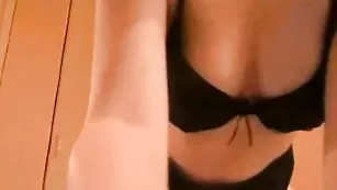 KITTYSQUIRT23 Длинноволосая брюнетка насилует свое тело