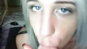 CuteBlondie18 Тощая блондинка демонстрирует глубину своего анала