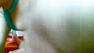 Русская курва Lauriya отсасывает пенис