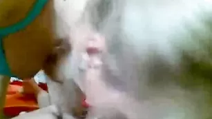 Русская курва Lauriya отсасывает пенис