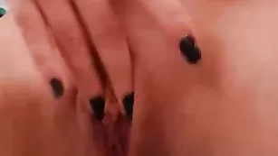 Блондинка SweetAislin мастурбирует пизду