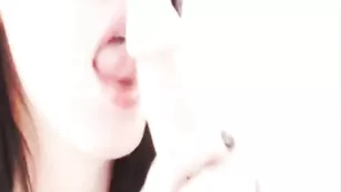 Страстная нимфа отсасывает фаллос Romanticka