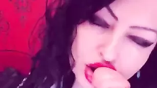 Грудастая цыпочка HotEleanor шалит с фаллосом