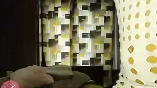 Распутная Marinelochka мастурбирует бритую пизду