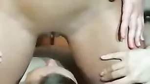 SweetAndy Шикарные Блондинки ебут друг друга кулаками.