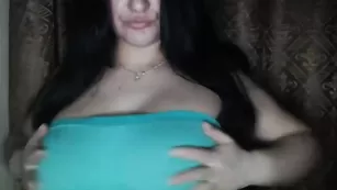 Сисястая богиня _HOTGIRLS_ частично обнажается