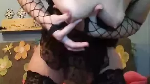 sexycat28 Озабоченная милфа в соблазняющем одеянии возбуждающе трогает себя