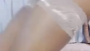 Очкастая красотка nylonqueen трахает задницу