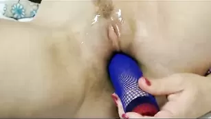 SexyRaquel Сексуально изголодавшаяся мамочка доводит свою киску до кипения и громко стонет