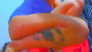 Грудастая путана selen4u танцует стриптиз