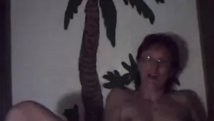 mama05 Горячая озорная бабушка обнажает свое мускулистое тело и нежно ласкает его