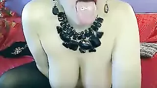 Зрелая сука ladyivona трахает вагину