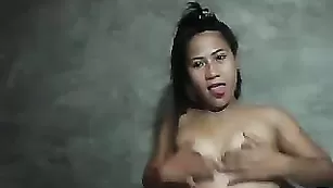 sexy_doll23 Девочка, сидя в пещере, раздевается и показывает свою киску