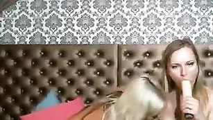 Лесбиянки SweetAndy ебутся длинным дилдо