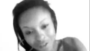 Негритянка Roxxane_pops моется в душе