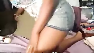 Грудастая МИЛФ Aricellis позирует во фри