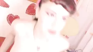 DOMINESEXY Цыпочка в странном прикиде играет грудью с симпатичными сосочками