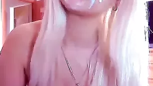 Блонда MaximaDiva заглатывает страпон