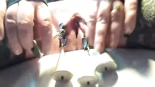 Озабоченная SexyMaike прищепки цепляют на пизду